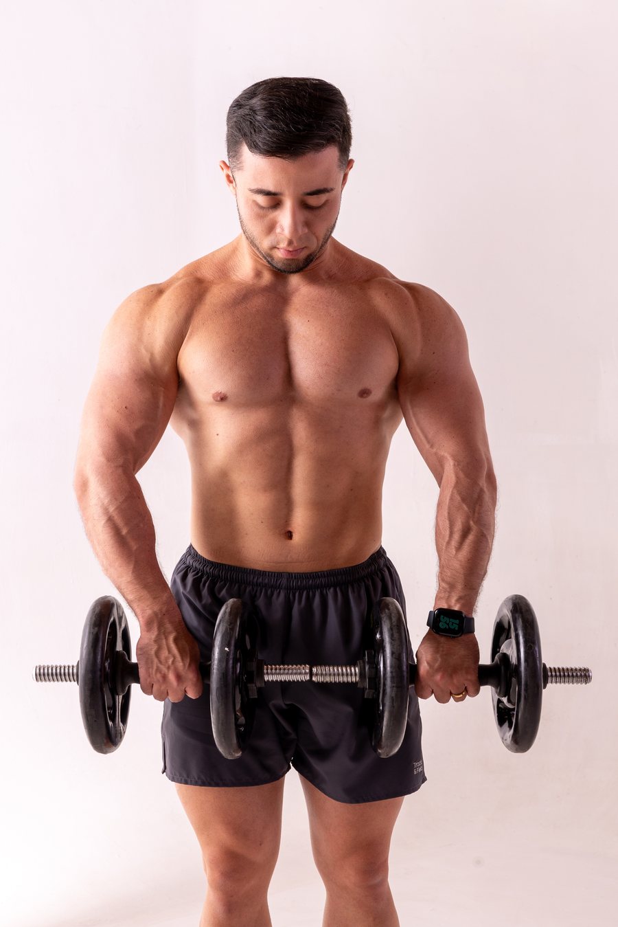 Rafael Kenji, nutricionista esportivo em Curitiba, com halteres
